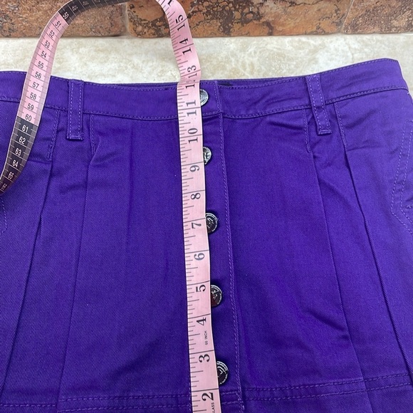 Married to the Mob Purple Pleated Mini Skirt NWT Size M Y2K Streetwear Button - Picture 10 of 16